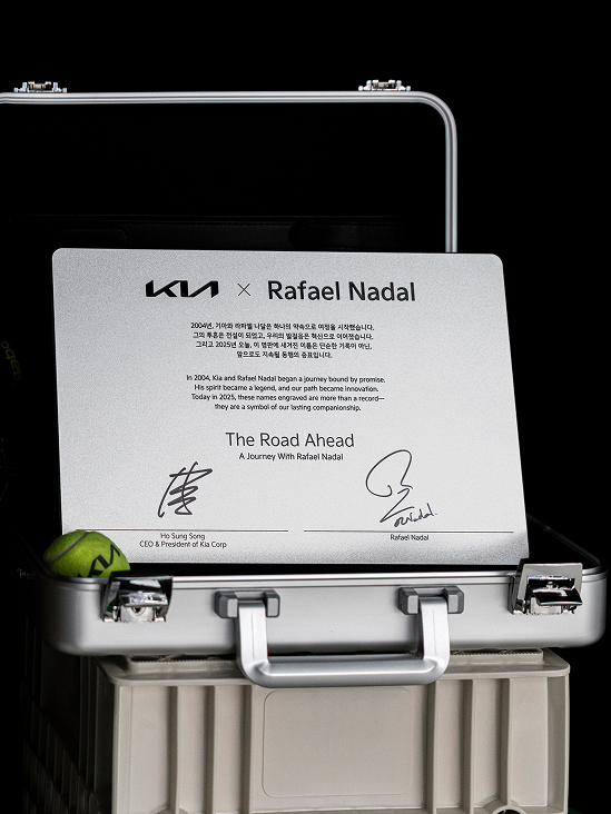 Commemorative case featuring collaboration message between Rafael Nadal and Kia