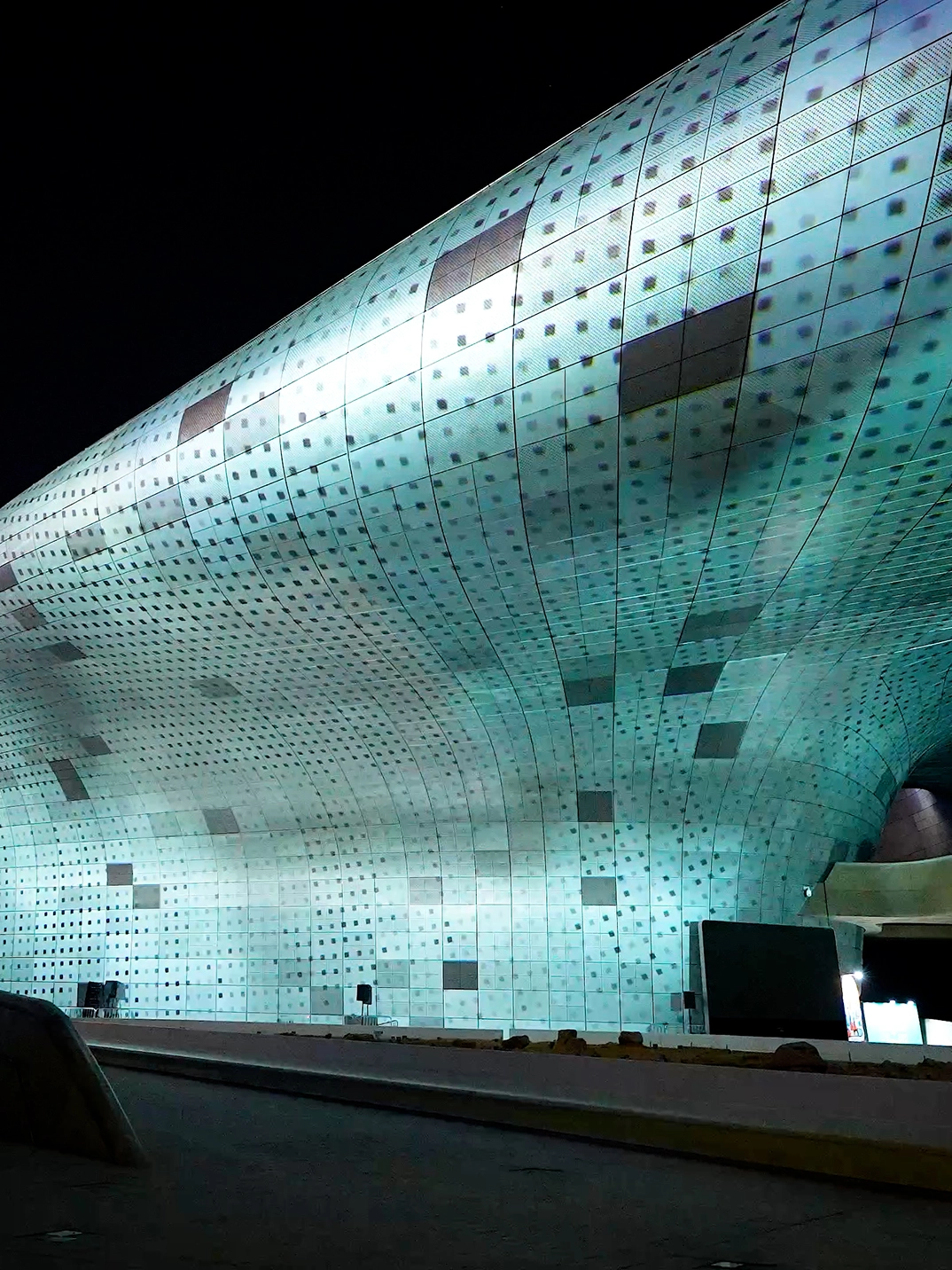 Reflected lighting on the DDP exterior at Seoul Light 2022.