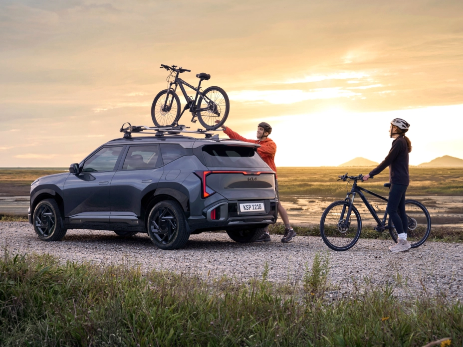 Image of a Kia SUV with bicycles mounted on the roof for leisure