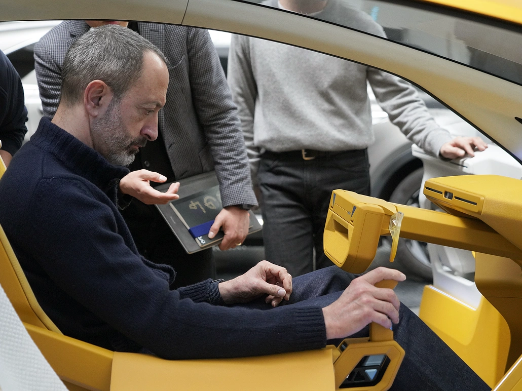 Image of Karim Habib explaining the interior of the Kia Vision Meta Turismo concept car