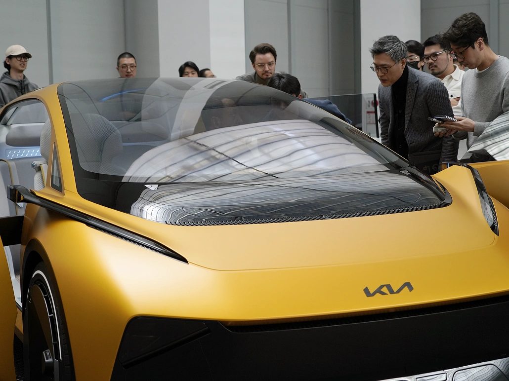 Image of key stakeholders reviewing the Kia Vision Meta Turismo concept car