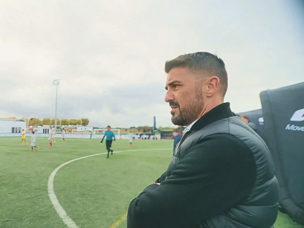 Image of football legend Kaká watching youth players training