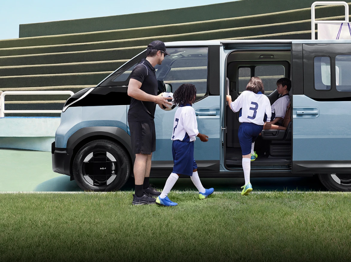 Image of passengers boarding the Kia PV5 through the sliding door