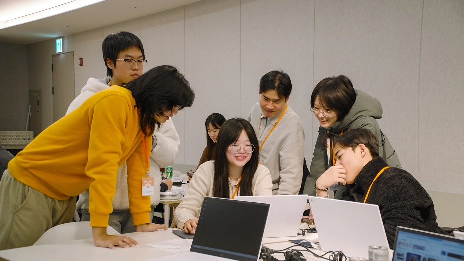 Group photo holding a banner reading ‘2025 Harmonium Entrance Ceremony’
